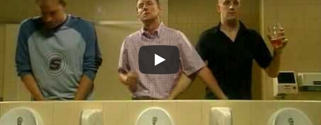Vrijdag 3 januari Filmpje: Mannen helpen elkaar op het toilet